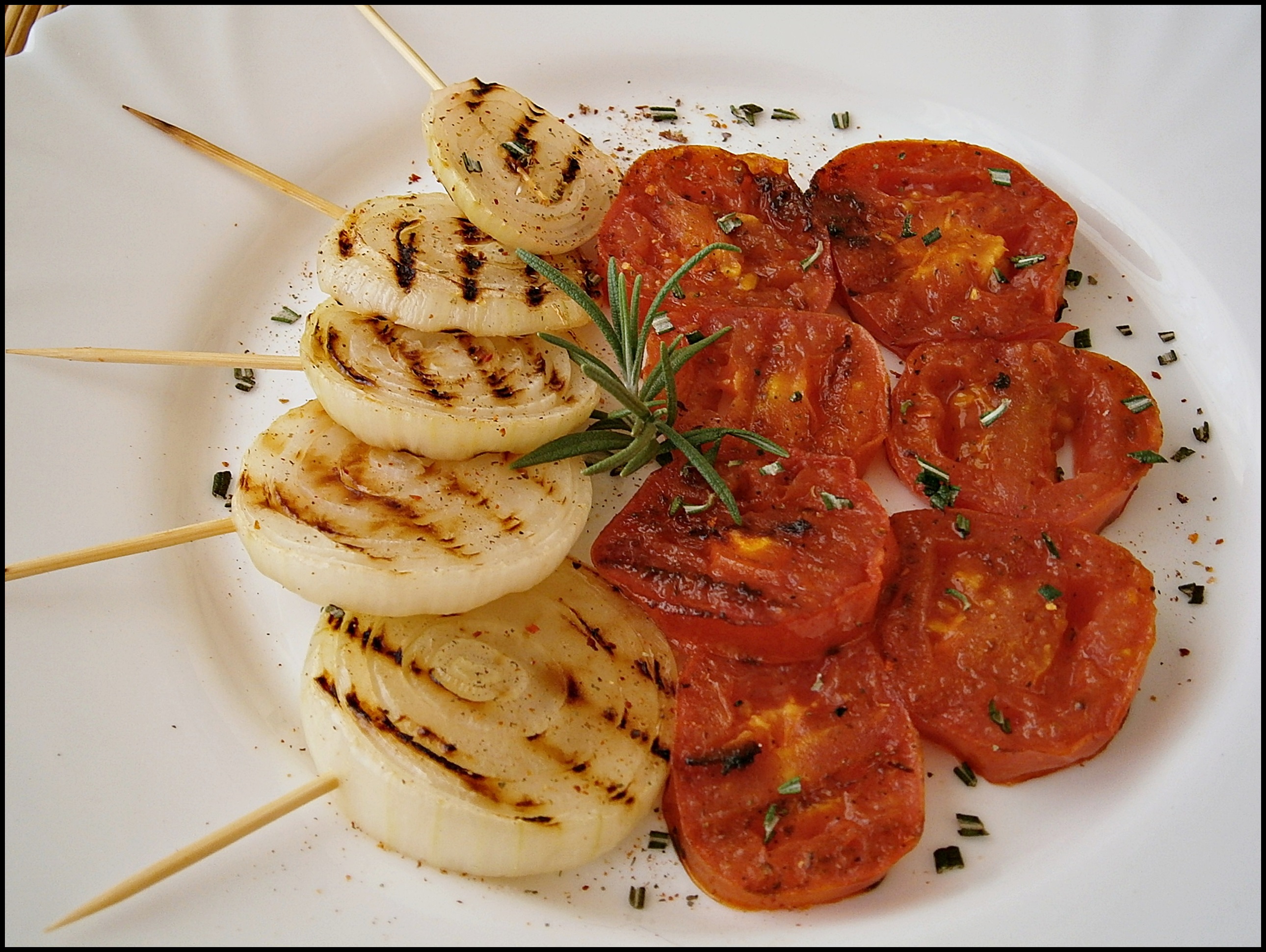 Cibule s rajčaty na grilu, s česnekovo-rozmarýnovým nádechem
