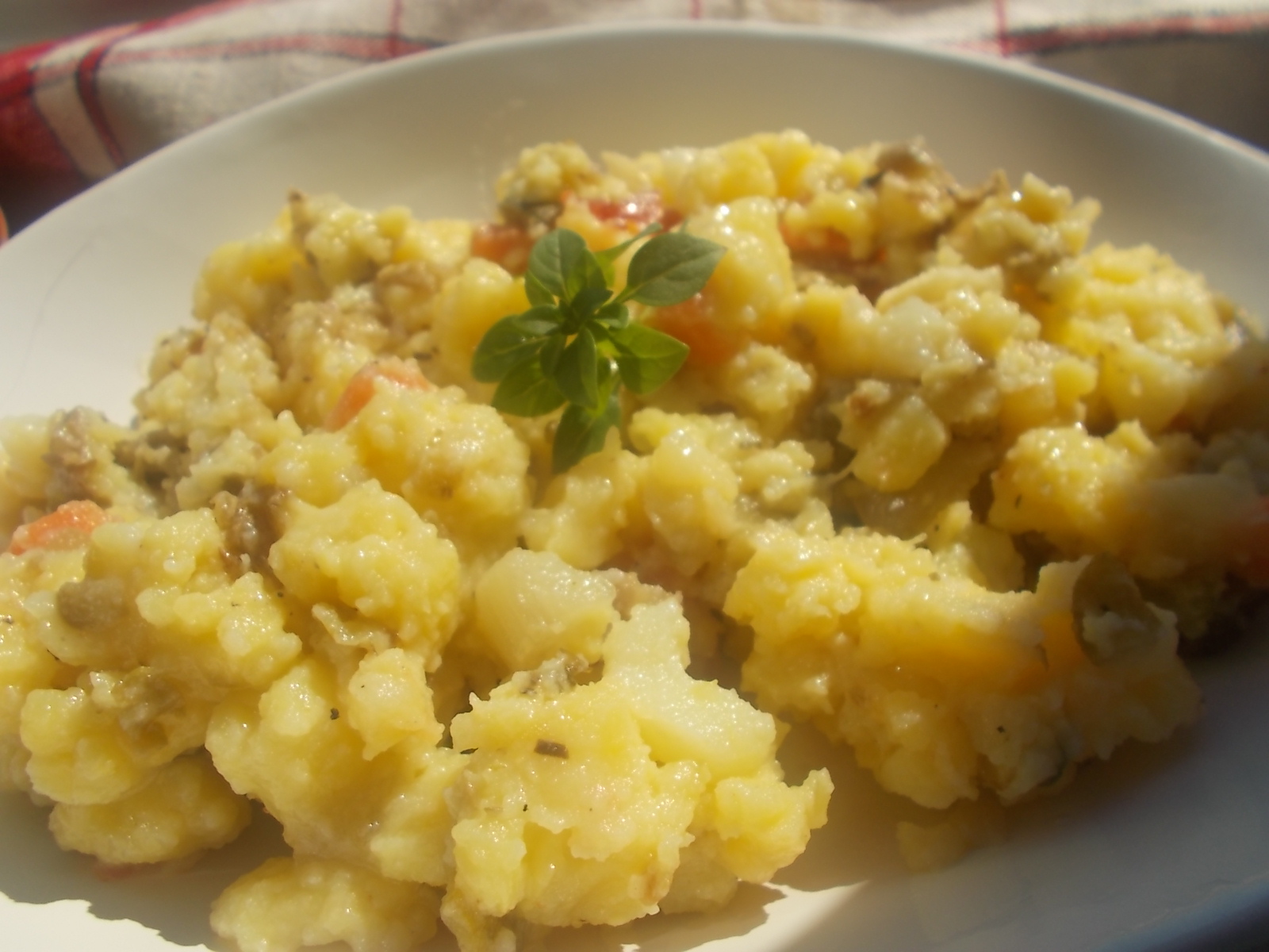Bramborový salát z grilovaných brambor, sušených rajčat a  olivového oleje