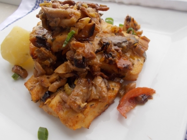 Filety z mořské štiky na grilu s hlívou a rajčaty