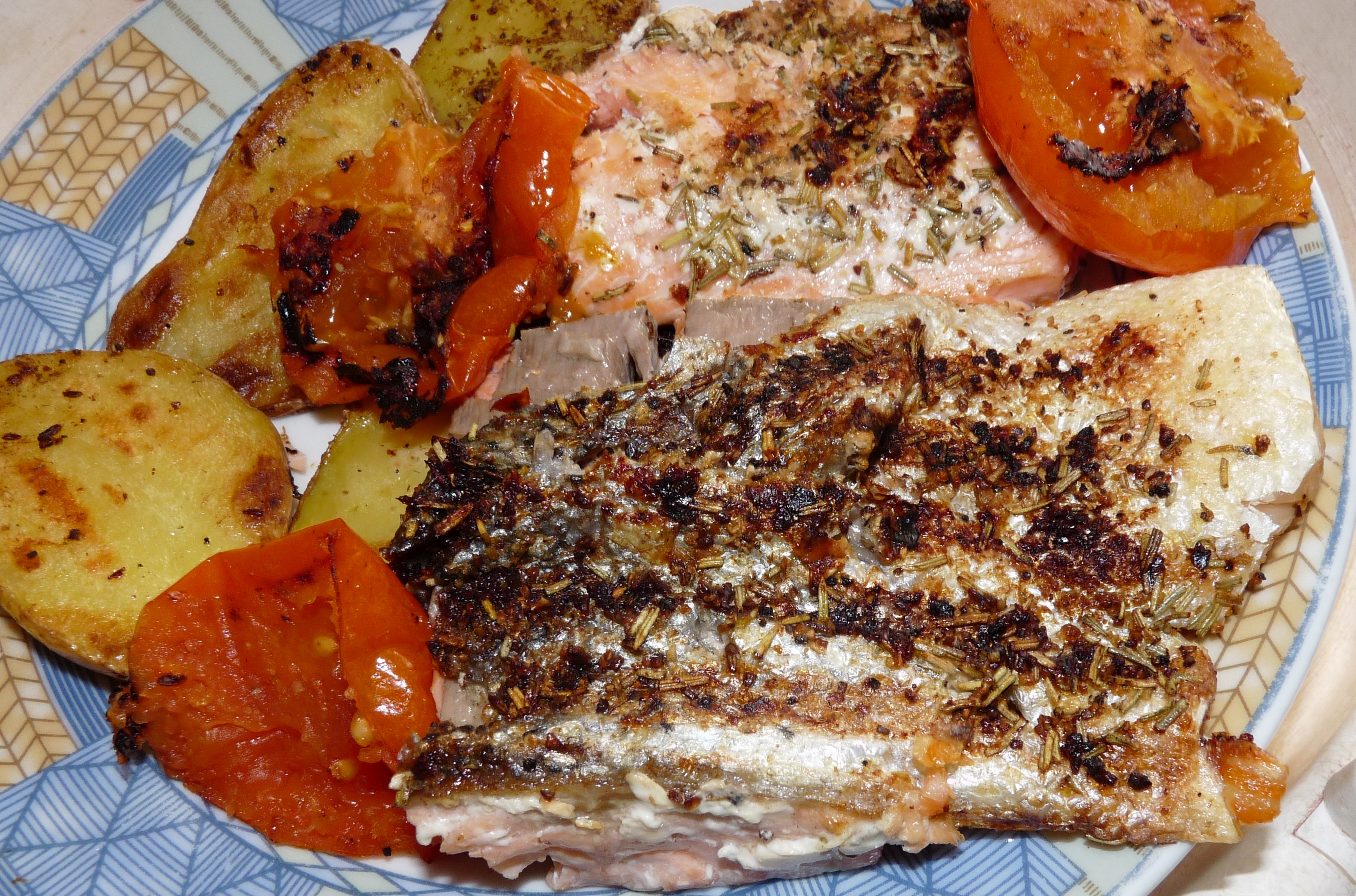 Griilovaný filet z lososa s brambůrkem a rajským