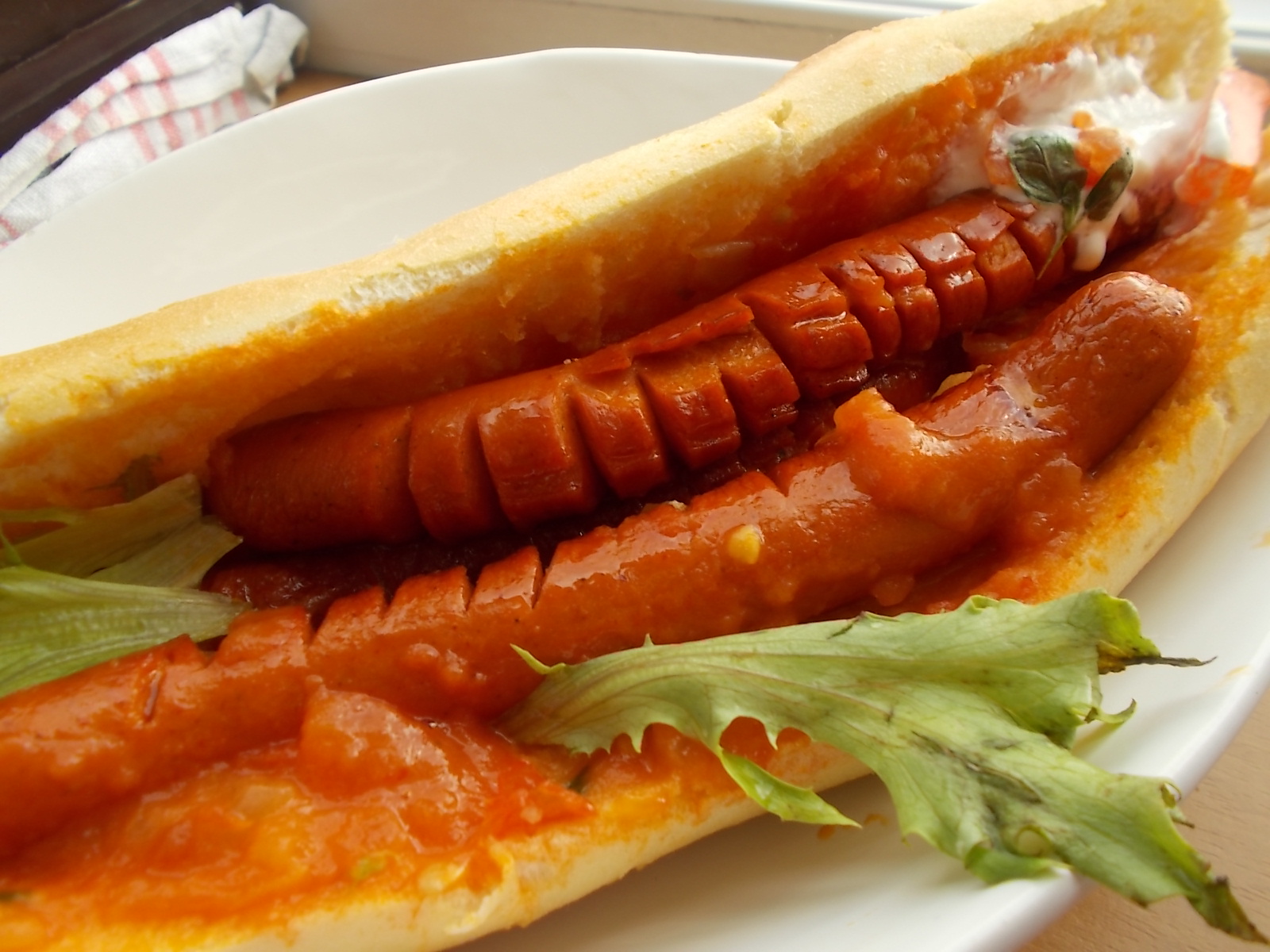 Hot dog pod grilem s rajčatovou salsou