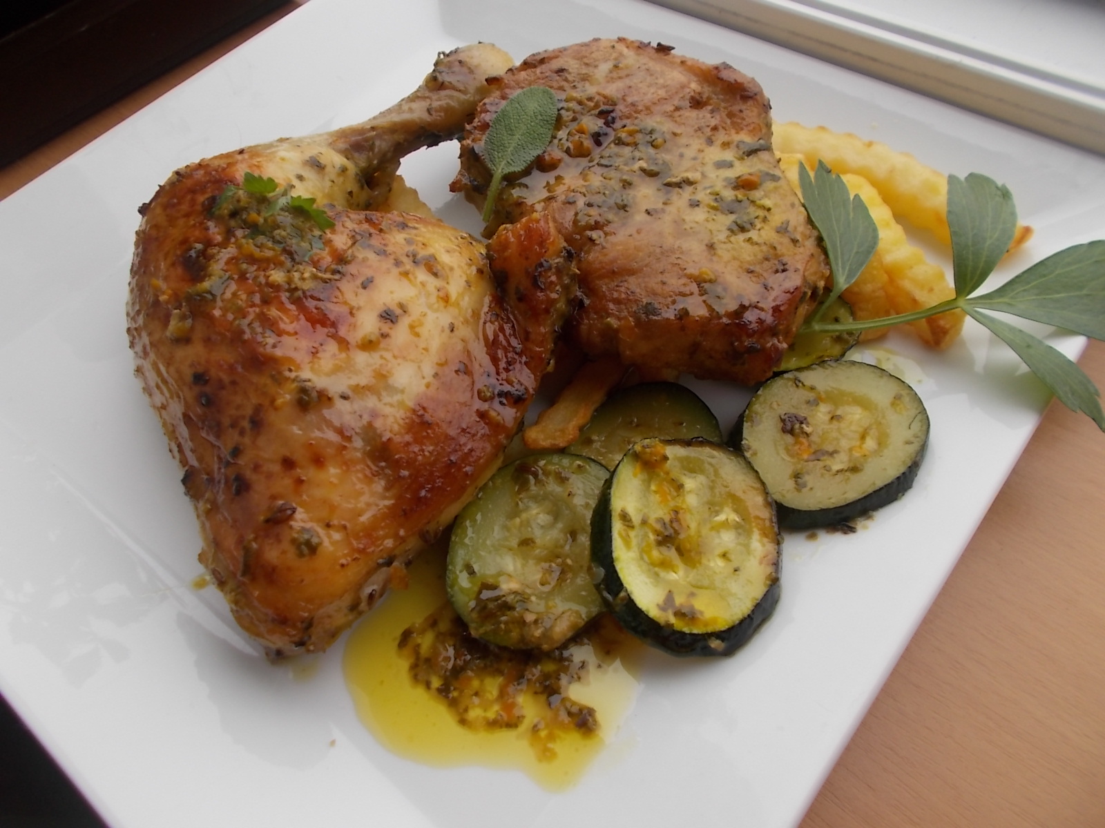 Kuřecí stehna a vepřové kotlety na grilu se špenátovo-paprikovým pestem