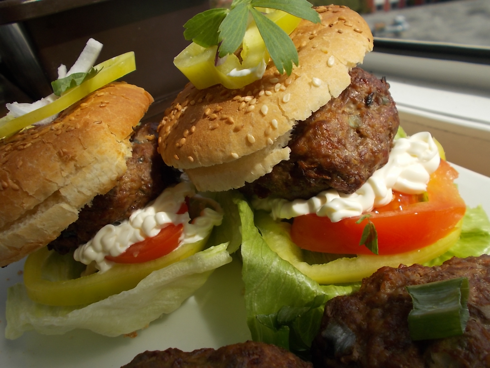 Pikantní burger na grilu z hovězího masa, hořčice a tymiánu