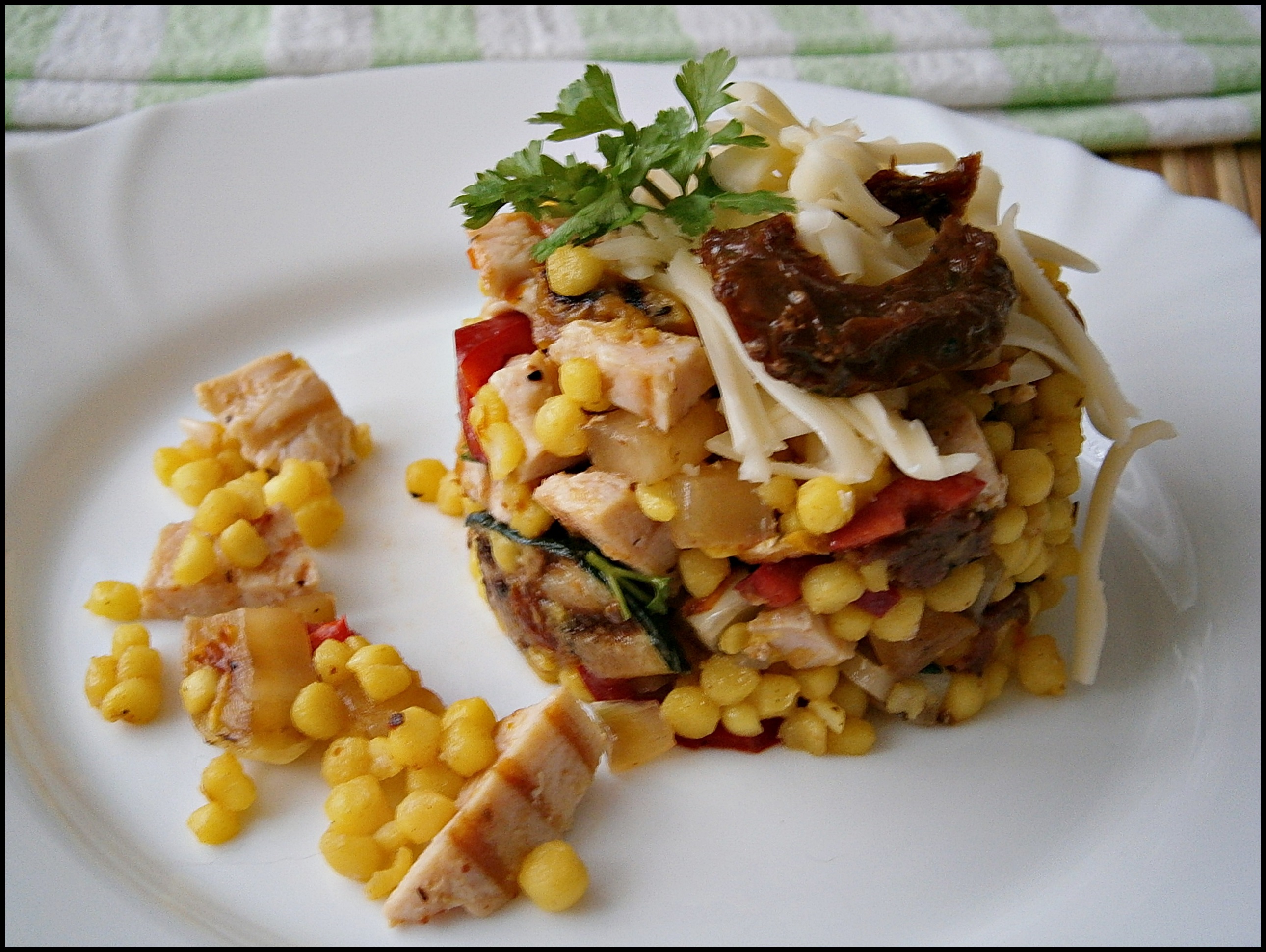 Salát z grilovaného masa a zeleniny, s tarhoňou