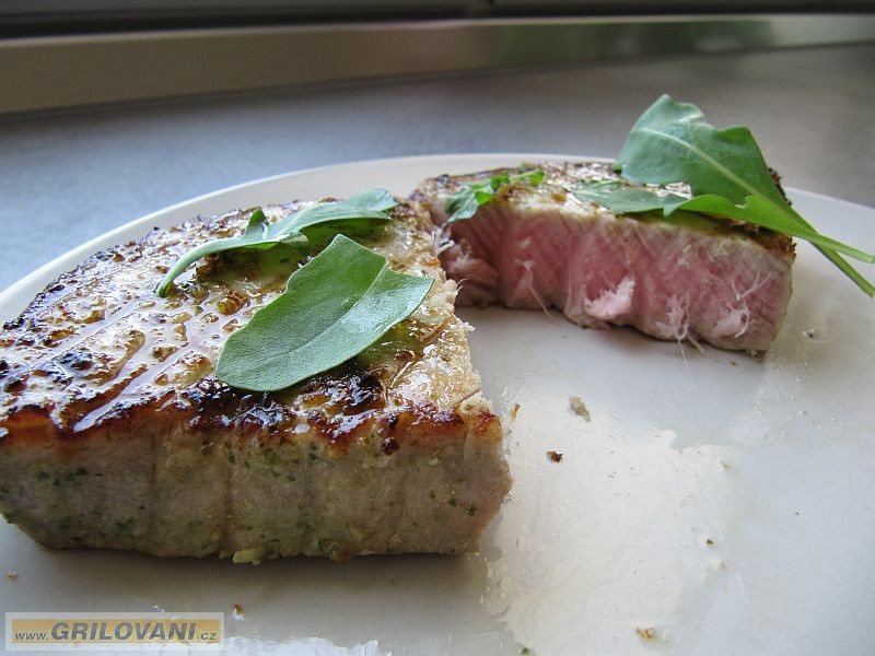 Steak z tuňáka na grilu