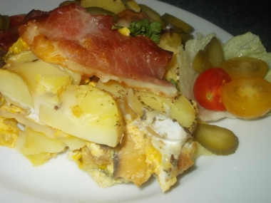 Voňavá směs z brambor a česnekovou kýtou na grilu